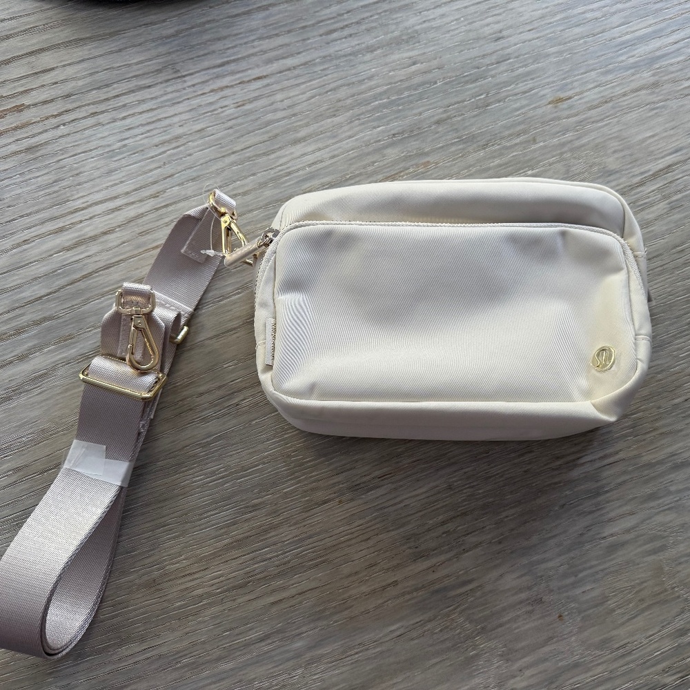NWT Lululemon Everywhere Crossbody 3L Large Metal Hardware - color ivory/gold